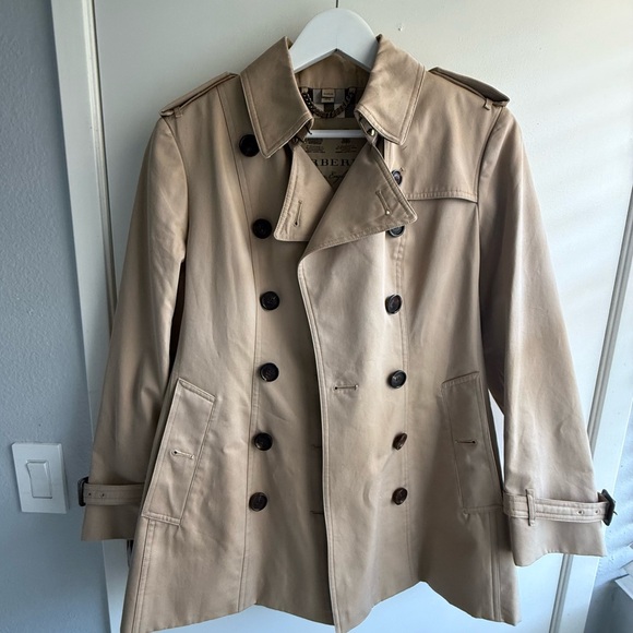 Burberry Jackets & Blazers - Burberry Classic Trench Coat, US women size 6, LIKE NEW